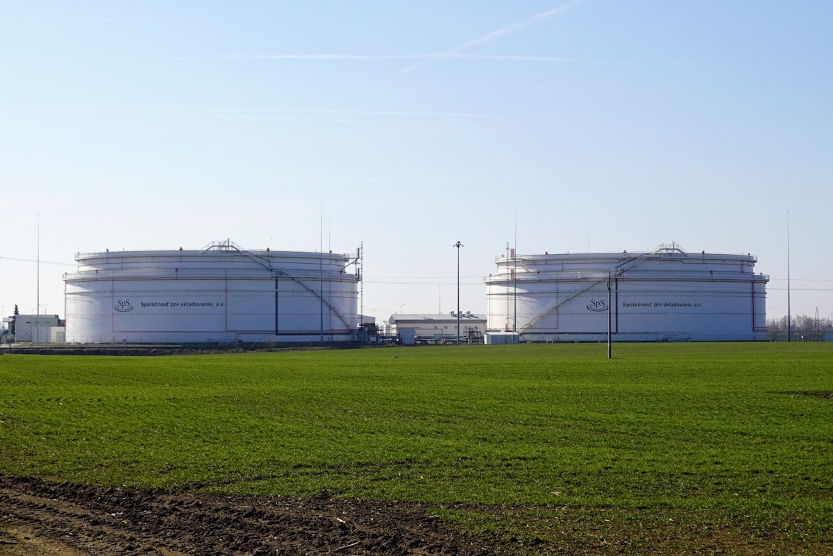Oil storage facility representing the global energy market and crude oil prices
